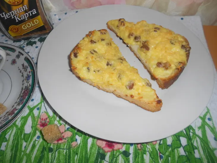 Гренки с творогом, изюмом и сыром.: шаг 5