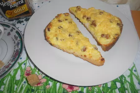 Гренки с творогом, изюмом и сыром.: шаг 5