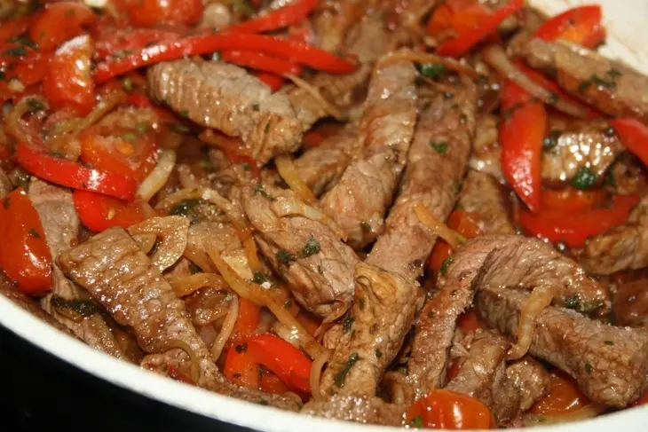 Ломо сальтадо (lomo saltado): шаг 12