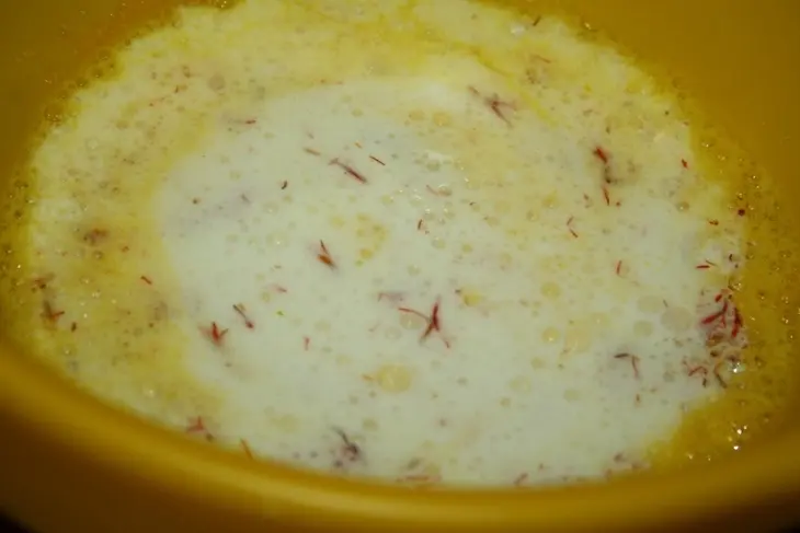 Шафрановые кексы с ананасом: шаг 4