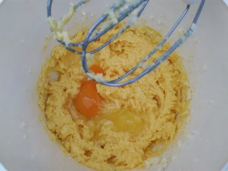 Кекс с черносливом и финиками: шаг 3