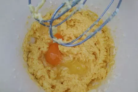 Кекс с черносливом и финиками: шаг 3