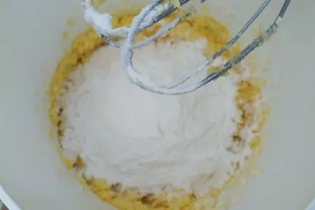 Кекс с черносливом и финиками: шаг 4