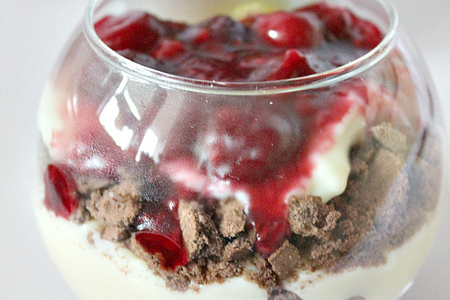 Десерт из шоколадного печения, ванильного пудинга и ягод: шаг 4