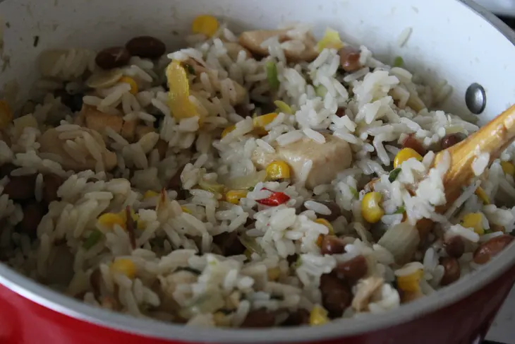 Лимонный рис с курицей, кинзой и фасолью: шаг 9