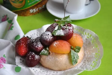 Безе с вареной сгущенкой и свежими ягодами: шаг 5