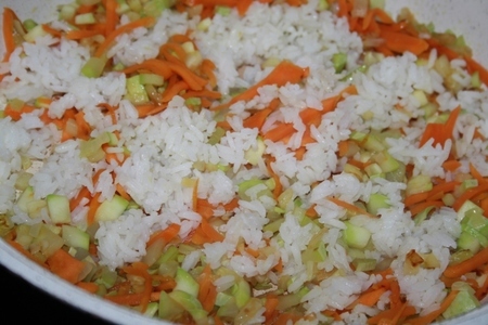 Жареный рис с яйцом и овощами по-китайски: шаг 5