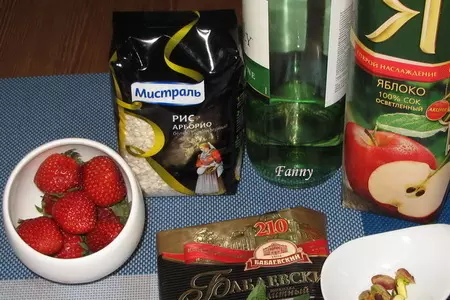 Ризотто с клубникой, мятой, фисташками и шоколадом: шаг 1