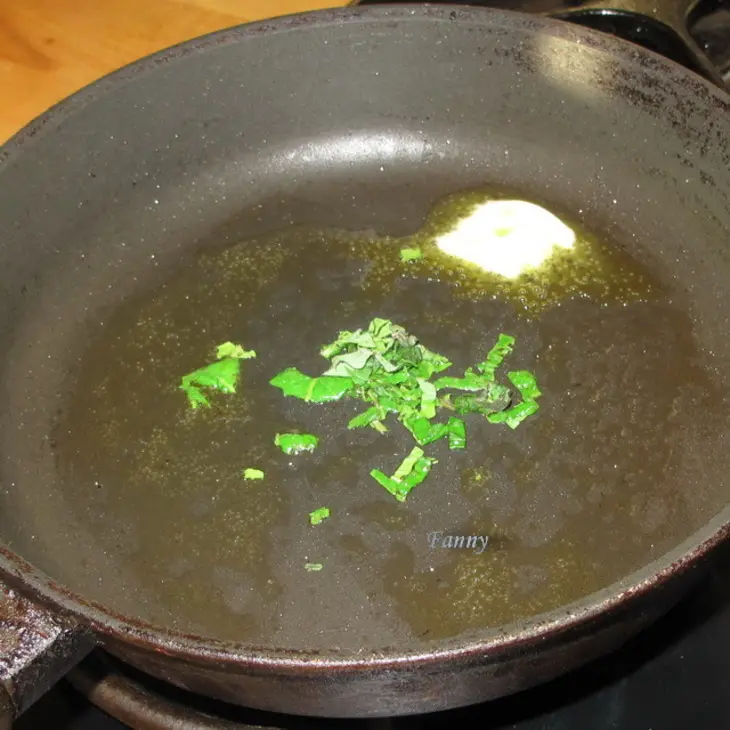 Ризотто с клубникой, мятой, фисташками и шоколадом: шаг 2
