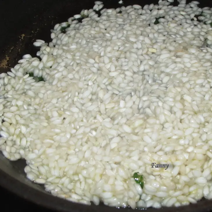 Ризотто с клубникой, мятой, фисташками и шоколадом: шаг 3