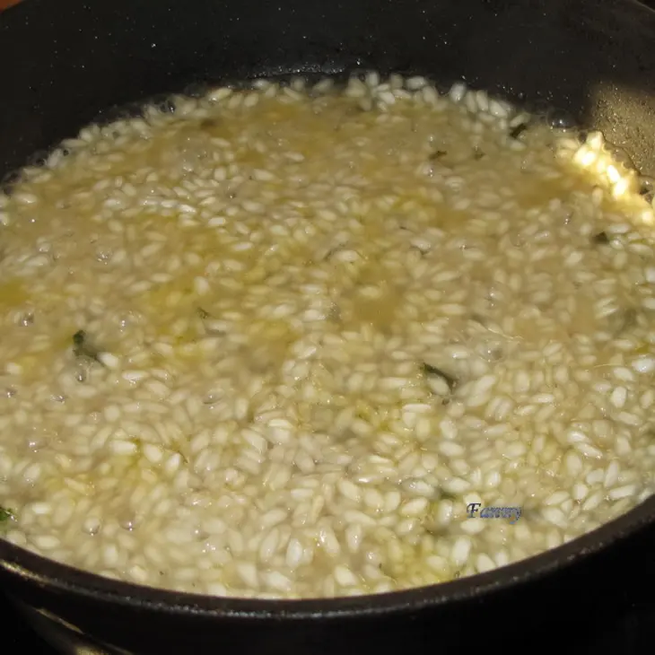 Ризотто с клубникой, мятой, фисташками и шоколадом: шаг 4