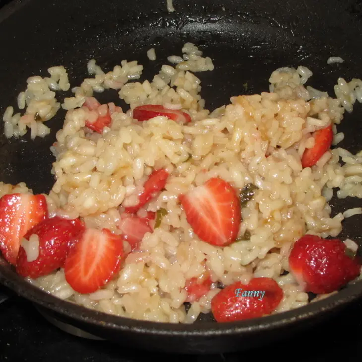 Ризотто с клубникой, мятой, фисташками и шоколадом: шаг 5