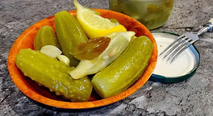 Огурцы, маринованные без уксуса - с водкой, лимоном и мятой: шаг 2