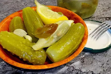 Огурцы, маринованные без уксуса - с водкой, лимоном и мятой: шаг 2