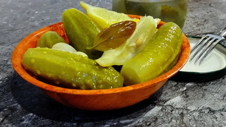 Огурцы, маринованные без уксуса - с водкой, лимоном и мятой: шаг 3
