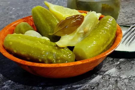 Огурцы, маринованные без уксуса - с водкой, лимоном и мятой: шаг 3