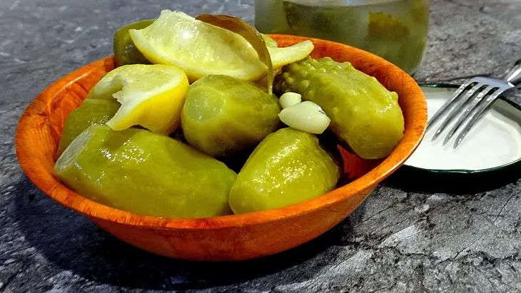 Огурцы, маринованные без уксуса - с водкой, лимоном и мятой: шаг 4