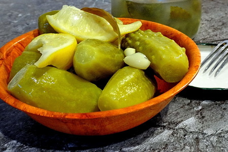 Огурцы, маринованные без уксуса - с водкой, лимоном и мятой: шаг 4