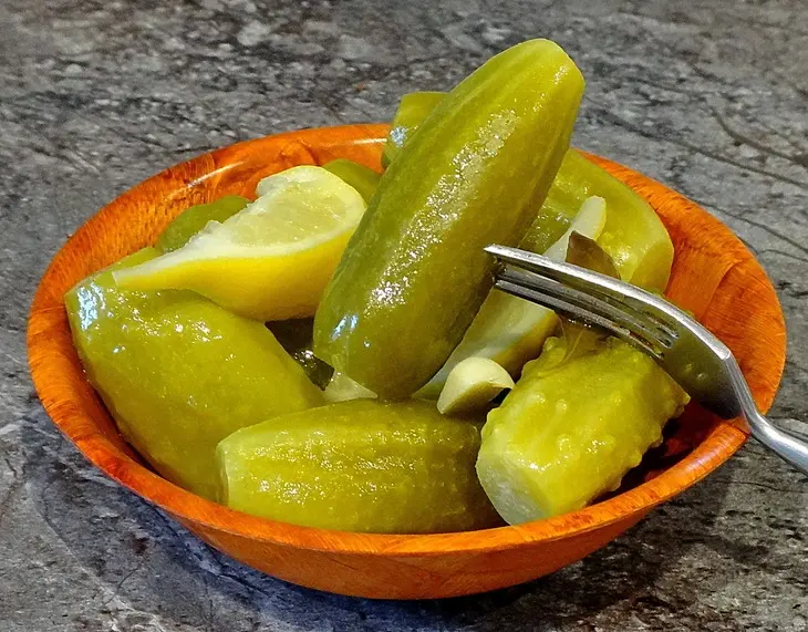 Огурцы, маринованные без уксуса - с водкой, лимоном и мятой: шаг 5