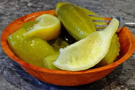 Огурцы, маринованные без уксуса - с водкой, лимоном и мятой: шаг 6
