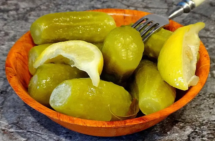 Огурцы, маринованные без уксуса - с водкой, лимоном и мятой: шаг 7