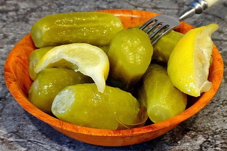 Огурцы, маринованные без уксуса - с водкой, лимоном и мятой: шаг 7