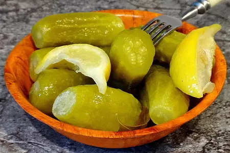Огурцы, маринованные без уксуса - с водкой, лимоном и мятой: шаг 7