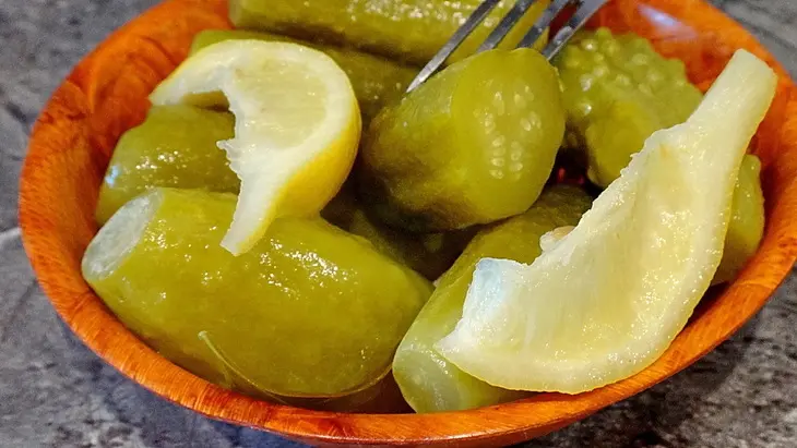 Огурцы, маринованные без уксуса - с водкой, лимоном и мятой: шаг 8