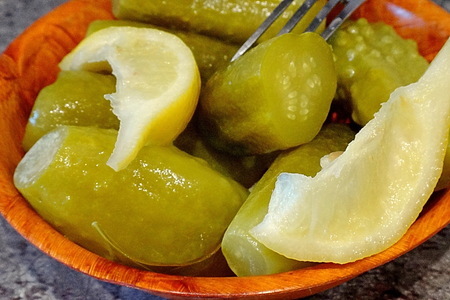 Огурцы, маринованные без уксуса - с водкой, лимоном и мятой: шаг 8