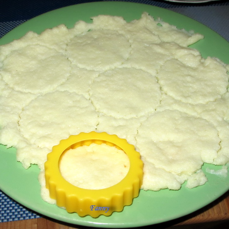 Пирожки из манной каши с начинкой из сыра - griesskuchlein mit kase gefult: шаг 4