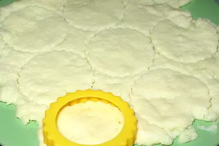 Пирожки из манной каши с начинкой из сыра - griesskuchlein mit kase gefult: шаг 4