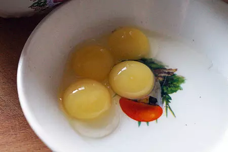 Яичница «подкидыш»: шаг 2