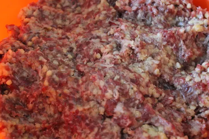 Голубцы из молодой капусты с мясом и пшеном: шаг 5