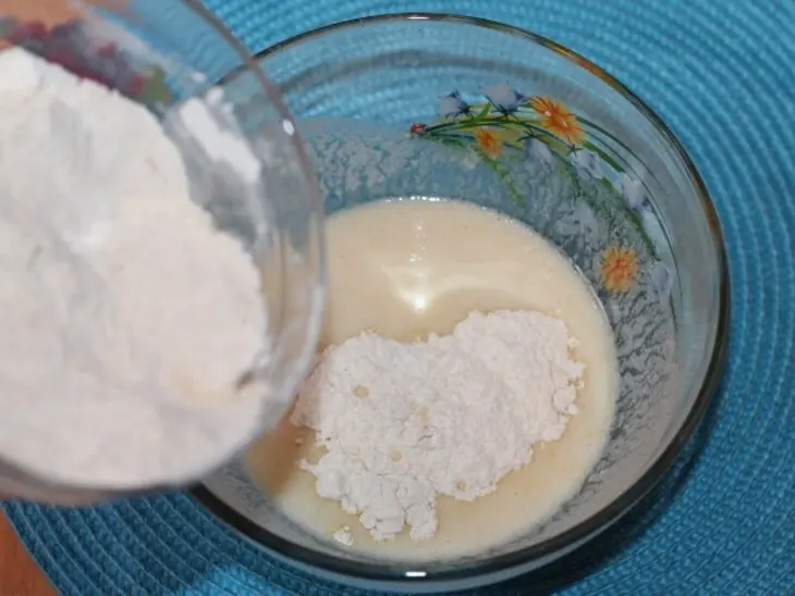 Пирожки на простокваше с крабовыми палочками: шаг 5