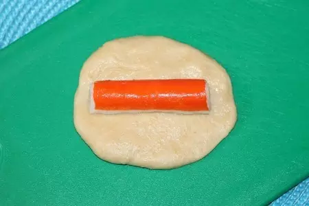 Пирожки на простокваше с крабовыми палочками: шаг 8