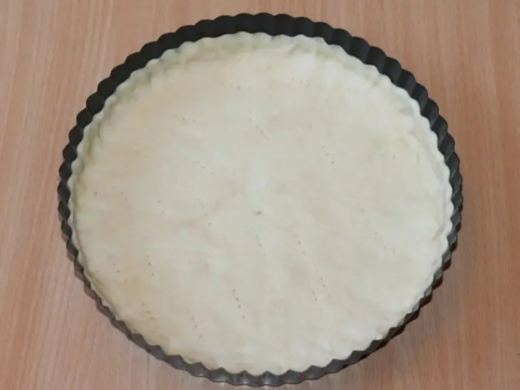Пирог c карамельной клубникой: шаг 3