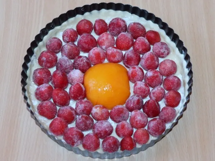 Пирог c карамельной клубникой: шаг 4
