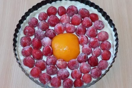 Пирог c карамельной клубникой: шаг 4