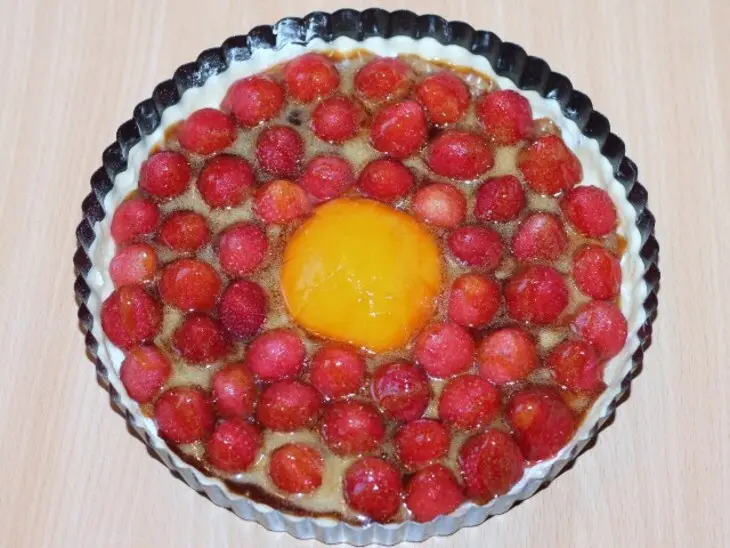 Пирог c карамельной клубникой: шаг 5