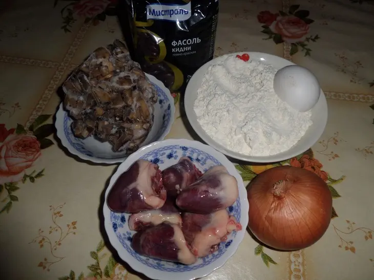 Вареники с фасолью, грибами и гусиными сердечками: шаг 1