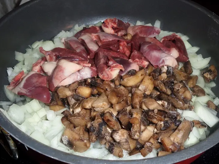 Вареники с фасолью, грибами и гусиными сердечками: шаг 5