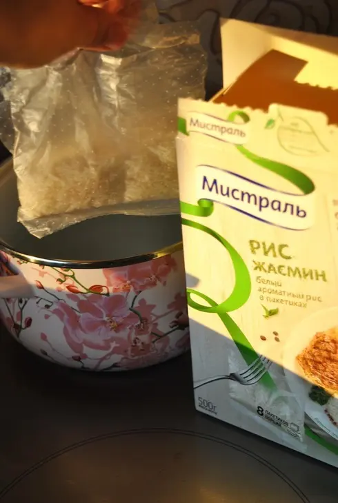 Рыбные котлеты с рисом «жасмин» и томатным салатом: шаг 4