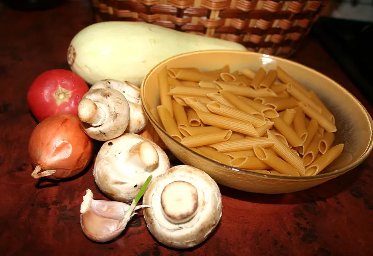 Макароны с грибами и кабачками: шаг 1