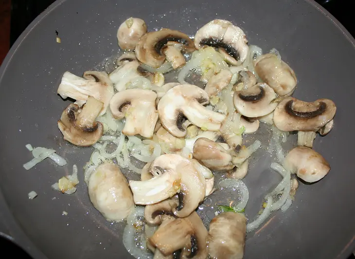 Макароны с грибами и кабачками: шаг 3