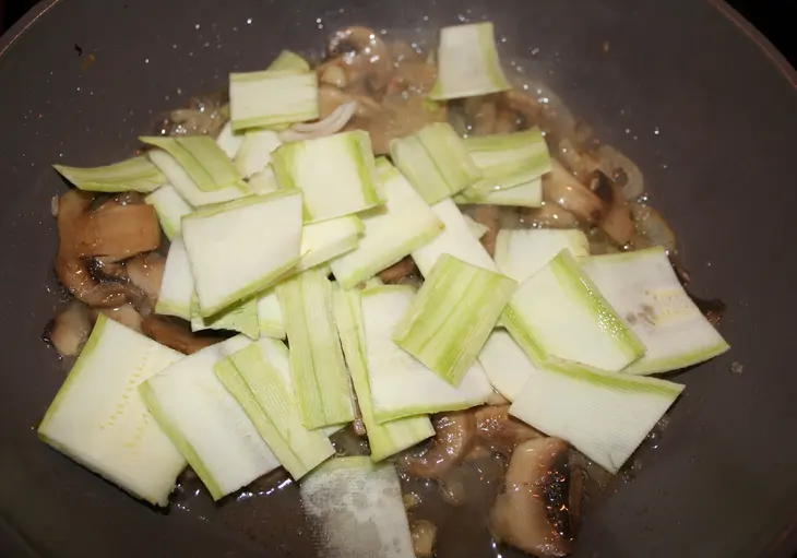 Макароны с грибами и кабачками: шаг 4