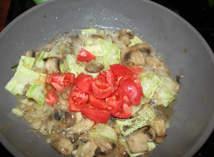 Макароны с грибами и кабачками: шаг 5