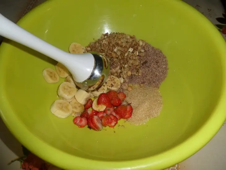 Смузи с клубникой, бананом и мюсли: шаг 2