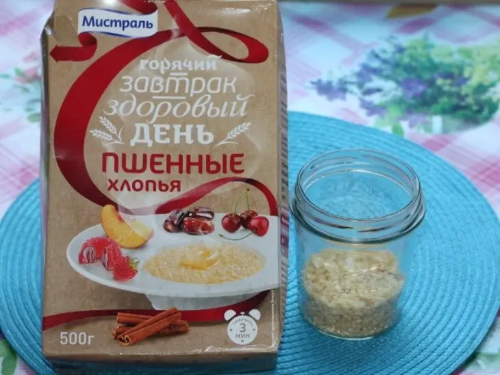 Пшенные хлопья с ягодами в банке: шаг 1