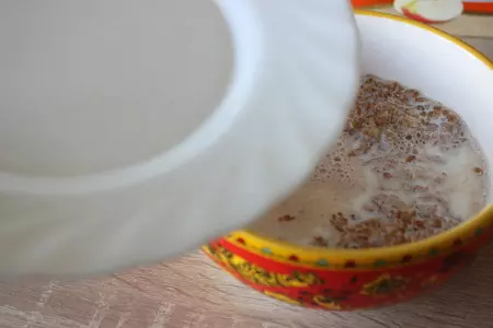 Каша из гречневых хлопьев с ягодами: шаг 2
