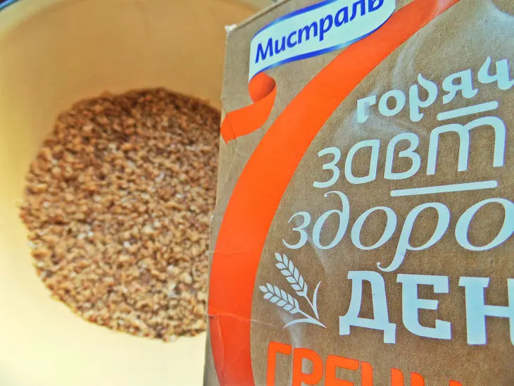 Гречневые батончики с ягодами и орехами: шаг 1